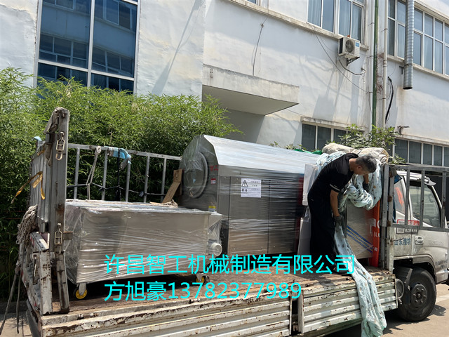 6月13日，河北客戶訂購(gòu)的300斤炒黃豆機(jī)器裝車發(fā)貨